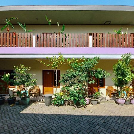 Hotel Gerung 2 Near Luwes Mall Nganjuk Mitra Reddoorz Dış mekan fotoğraf